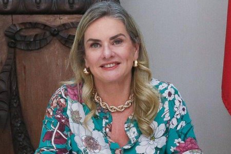 Ivana Bastos propõe PEC que institui a governança pública na Constituição da Bahia