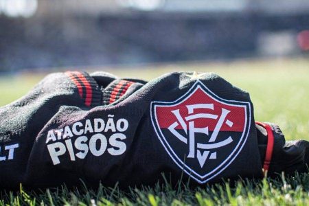 Vitória perde para o Vasco em jogo de viradas no São Januário Vitória perde para o Vasco em jogo de viradas no São Januário