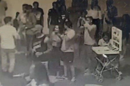 Vídeo registra assaltos à luz do dia no Rio Vermelho contra turistas e moradores Vídeo registra assaltos à luz do dia no Rio Vermelho contra turistas e moradores