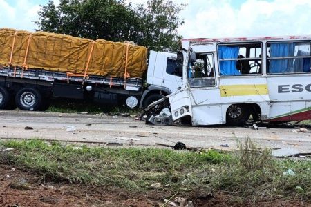 Colisão entre carreta e ônibus deixa mortos e feridos na BR-116