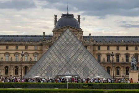 Museu do Louvre, em Paris, tem joias roubadas e fecha neste domingo