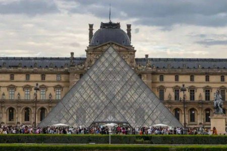 Museu do Louvre, em Paris, tem joias roubadas e fecha neste domingo Museu do Louvre, em Paris, tem joias roubadas e fecha neste domingo