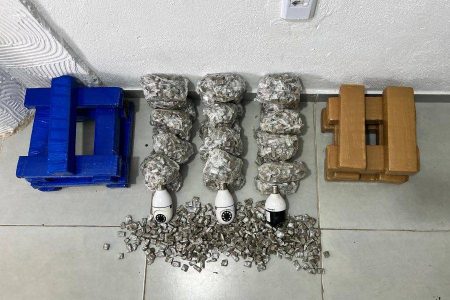 PM apreende 21 kg de maconha e câmeras clandestinas em Itacaré PM apreende 21 kg de maconha e câmeras clandestinas em Itacaré