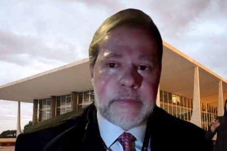 Ministro Dias Toffoli se emociona durante homenagem pelos 16 anos no STF