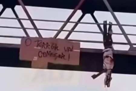 Bonecos com camisa da torcida do Vitória são pendurados em passarelas na véspera do Ba-Vi