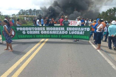 Protesto de produtores bloqueia BR-101 após assassinato de pai e filho no sul da Bahia