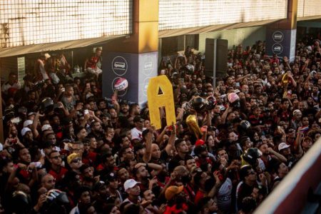 ‘Aeronego’: Torcida do Vitória convoca apoio no embarque para duelo contra o Vasco