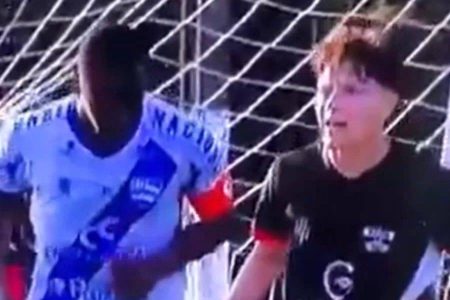 Jogador é demitido após chamar adversário de “macaco” e sair de campo de ambulância