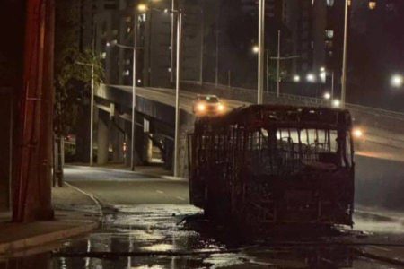 Ataques a ônibus geram tensão no Nordeste de Amaralina após criança ser baleada em confronto Ataques a ônibus geram tensão no Nordeste de Amaralina após criança ser baleada em confronto