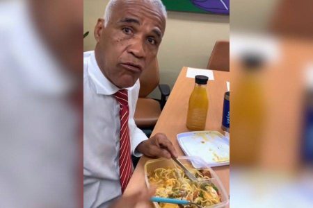 Pastor Isidório brinca ao mostrar marmita feita pela esposa: “Comida em Brasília é cara demais” Pastor Isidório brinca ao mostrar marmita feita pela esposa: “Comida em Brasília é cara demais”