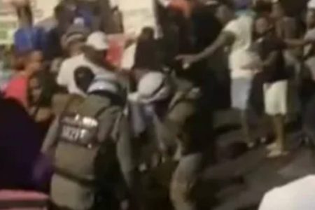 Soldado do Exército é agredido por policiais militares durante festa na Liberdade Soldado do Exército é agredido por policiais militares durante festa na Liberdade