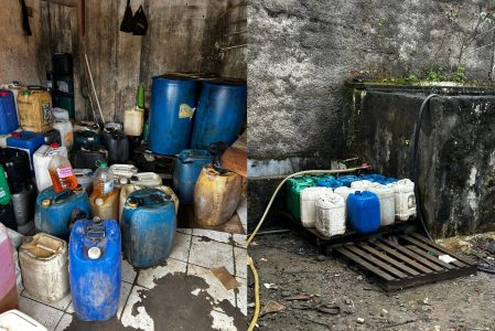 Polícia apreende mais de mil litros de combustível adulterado em galpão de Itabuna