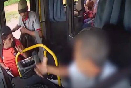 Três suspeitos morrem em confronto com a polícia após roubo a ônibus em Candeias