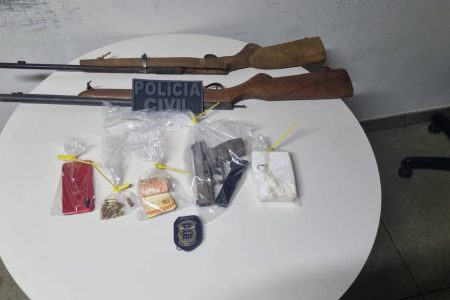 Homem é preso por tráfico e porte ilegal de armas em Barra do Choça