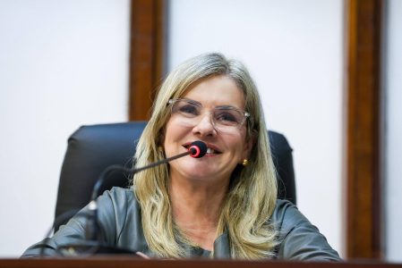 Ivana Bastos mantém ritmo de votações semanais e destaca aprovação de 11 proposições na ALBA