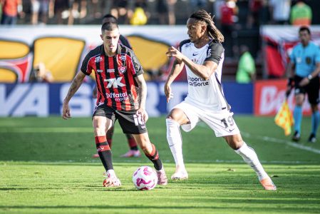 Vitória leva gol no fim e adia saída da zona de rebaixamento