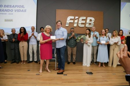 Conder homenageia ex-presidente Maria del Carmem e servidores com mais de 30 anos de atuação