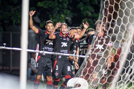 Vitória vence o Ceará no Barradão e respira no Campeonato Brasileiro