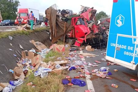 Batida entre caminhões deixa dois motoristas mortos na BR-116 em Santo Estêvão Batida entre caminhões deixa dois motoristas mortos na BR-116 em Santo Estêvão