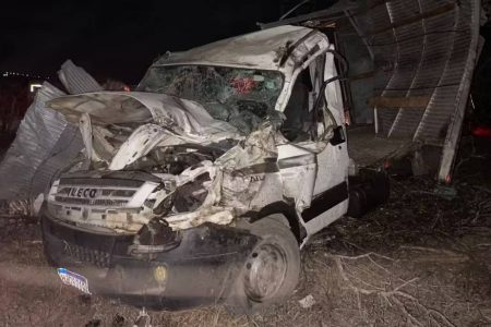 Caminhão carregado com milho capota na BA-120