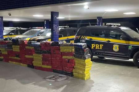 Motorista é preso com quase duas toneladas de maconha escondidas em caminhão Motorista é preso com quase duas toneladas de maconha escondidas em caminhão