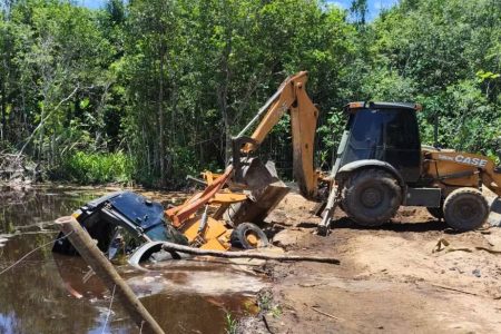 Corpo de homem é encontrado em retroescavadeira submersa em lago no sul Bahia