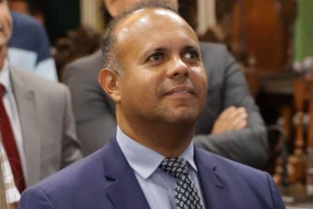 Kiki Bispo rebate Robinson e cobra coerência: “Vai pedir apuração contra Jerônimo por contrato milionário para mestrado?” Kiki Bispo rebate Robinson e cobra coerência: “Vai pedir apuração contra Jerônimo por contrato milionário para mestrado?”