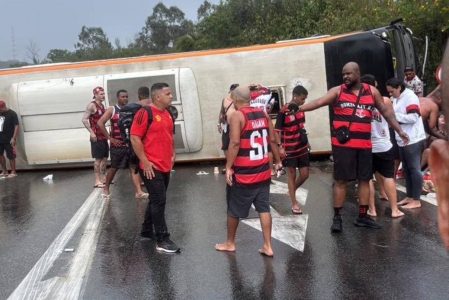 Ônibus com torcedores do Flamengo tomba a caminho da Argentina