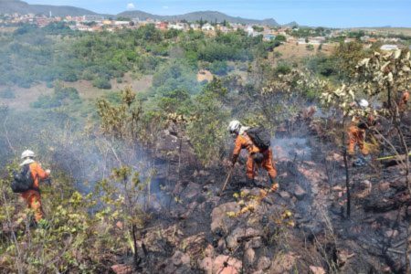 Após críticas de deputado, Bombeiros destacam estrutura e ações contra incêndios no Oeste da Bahia Após críticas de deputado, Bombeiros destacam estrutura e ações contra incêndios no Oeste da Bahia