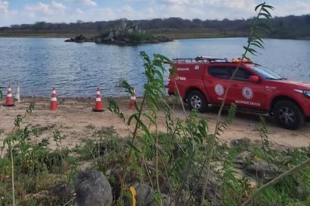 Bombeiros recuperam corpo de jovem na Barragem do Rodeadouro, em Uauá Bombeiros recuperam corpo de jovem na Barragem do Rodeadouro, em Uauá
