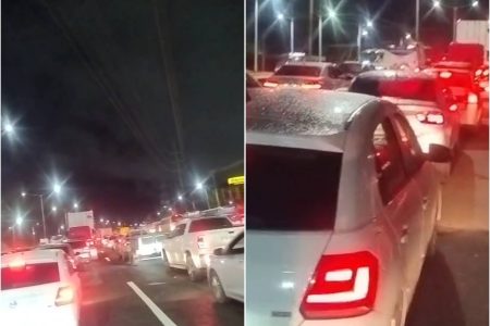 Caminhão carregado com soja tomba na BR-324 e causa congestionamento próximo a Santo Amaro Caminhão carregado com soja tomba na BR-324 e causa congestionamento próximo a Santo Amaro