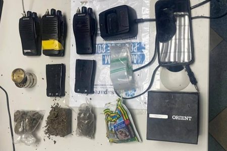 Homem é preso com drogas e rádios comunicadores usados no tráfico em Camaçari Homem é preso com drogas e rádios comunicadores usados no tráfico em Camaçari