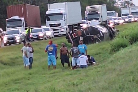 Acidente deixa ferido e trânsito lento na BR-324