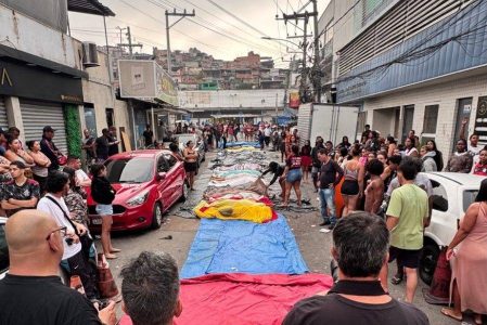 Moradores levam 44 corpos para praça após operação mais letal da história do Rio de Janeiro