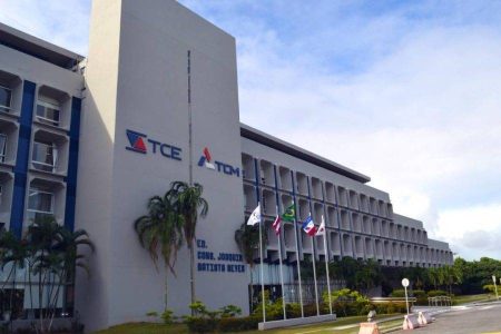 Sindicontas faz pedido inédito para instalação de pontos de recarga para carros elétricos nos Tribunais de Contas da Bahia