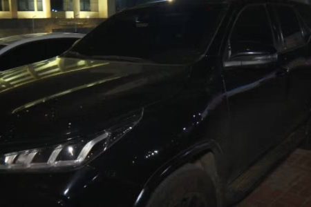 Carro blindado de Binho Galinha é encontrado abandonado em Feira de Santana Carro blindado de Binho Galinha é encontrado abandonado em Feira de Santana