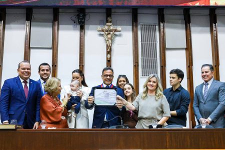 Em sessão especial para entrega da comenda 2 de Julho, Ivana Bastos elogia atuação do comunicador Zé Eduardo