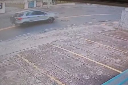 Mulher é atropelada por carro que trafegava na contramão em Salvador