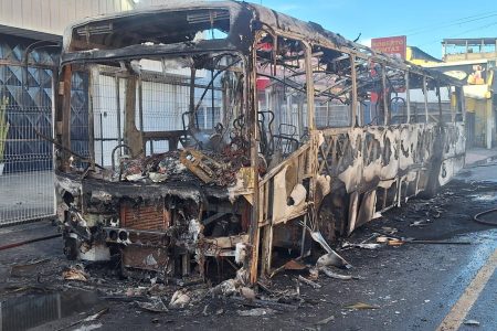 Ônibus pega fogo após pane elétrica no Uruguai e deixa cobrador em estado de choque Ônibus pega fogo após pane elétrica no Uruguai e deixa cobrador em estado de choque