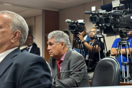 Mesmo fora da CCJ, líder do governo Jerônimo acompanha reunião que decide situação de Binho Galinha