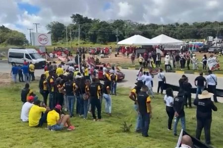 Autoescolas protestam em Camaçari contra fim de aulas obrigatórias para CNH Autoescolas protestam em Camaçari contra fim de aulas obrigatórias para CNH