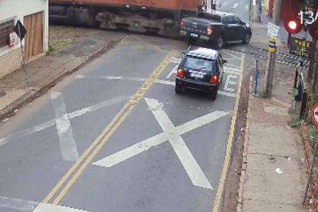 Motorista ignora sinalização e caminhonete é arrastada por trem em São Paulo Motorista ignora sinalização e caminhonete é arrastada por trem em São Paulo
