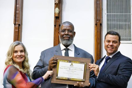 Ivana Bastos diz que título para Péricles oficializa um laço que já existia há muito tempo do cantor com a Bahia