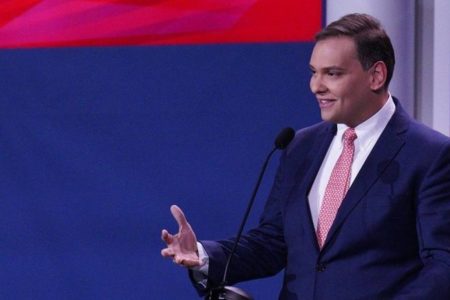 Trump manda soltar ex-deputado George Santos, filho de brasileiros condenado por fraude nos EUA Trump manda soltar ex-deputado George Santos, filho de brasileiros condenado por fraude nos EUA