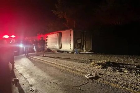 Ônibus com passageiros da Bahia tomba em Pernambuco e deixa ao menos 13 mortos Ônibus com passageiros da Bahia tomba em Pernambuco e deixa ao menos 13 mortos