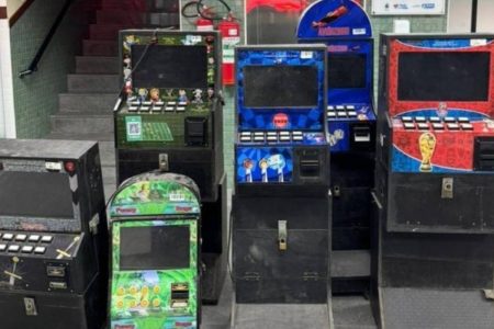 Polícia apreende máquinas caça-níqueis em três bairros de Feira de Santana Polícia apreende máquinas caça-níqueis em três bairros de Feira de Santana