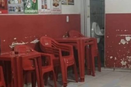 Mulher é morta a tiros dentro de bar em Vitória da Conquista Mulher é morta a tiros dentro de bar em Vitória da Conquista