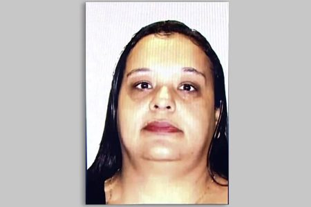 Brasileira suspeita de matar cinco filhos é extraditada de Portugal para Minas Gerais