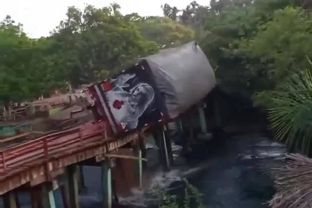 Ponte de madeira desaba e caminhão cai dentro de rio no Maranhão