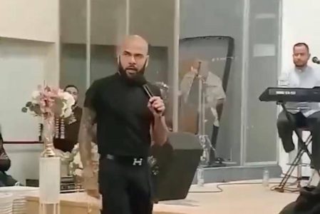 Daniel Alves é filmado pregando em igreja na Espanha: “Sou prova do que Deus cumpre”